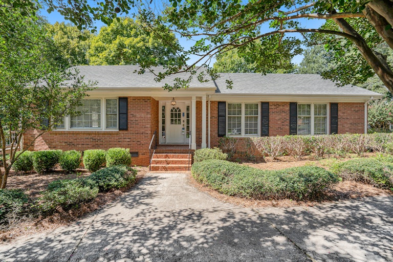 Photo 1 of 21 - 8433 Dunsinane Dr, Charlotte, NC 28227