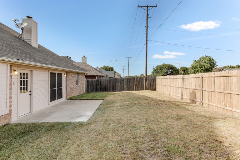 Photo 25 of 25 - 7428 Amber Dr, Watauga, TX 76148
