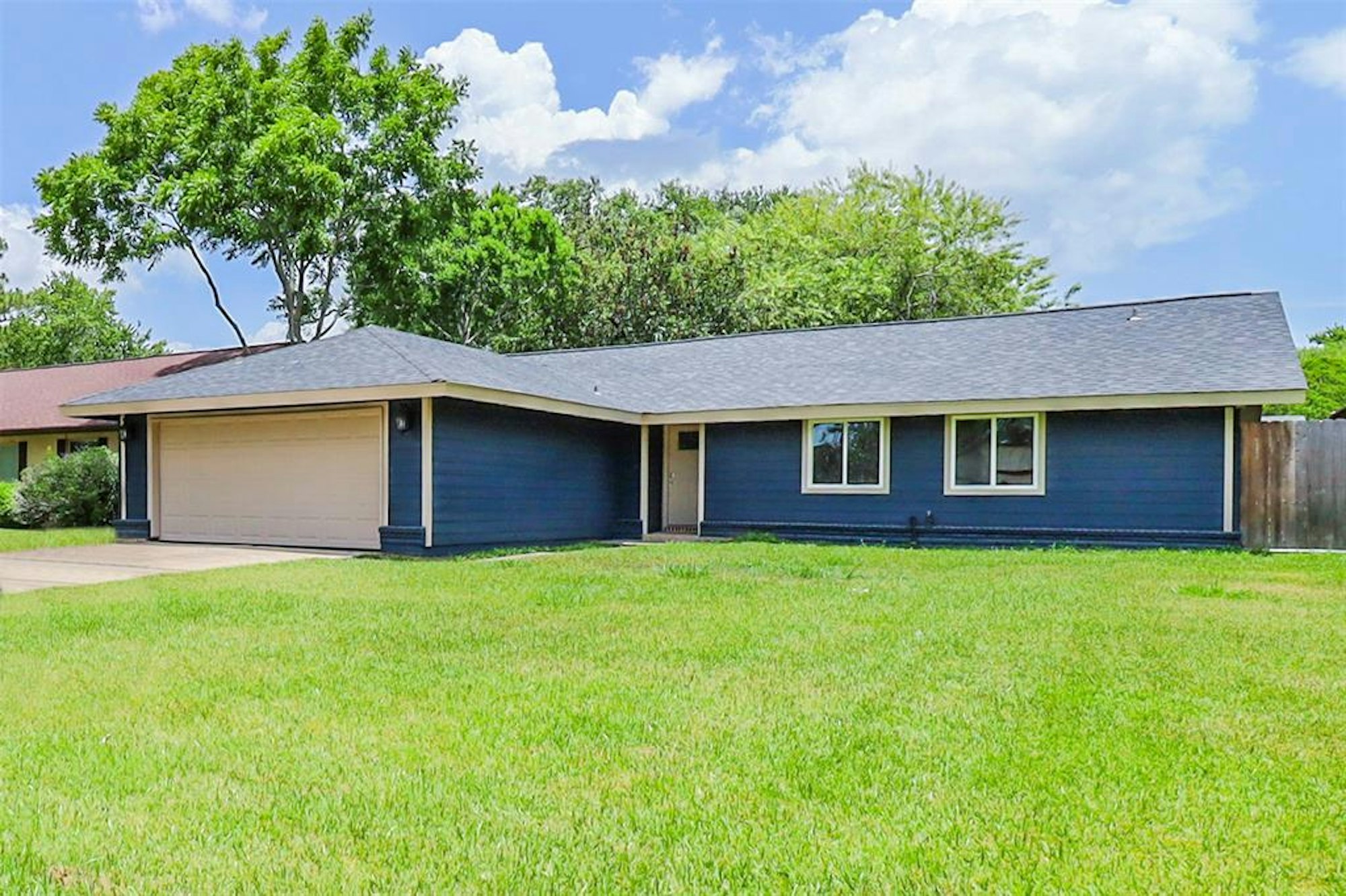 Photo 1 of 20 - 16927 Paint Rock Rd, Friendswood, TX 77546