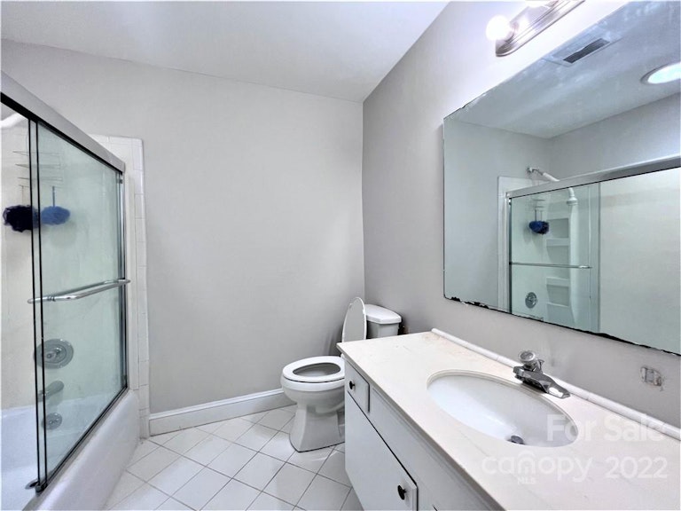 Photo 17 of 33 - 7427 Meadowdale Ln, Charlotte, NC 28212