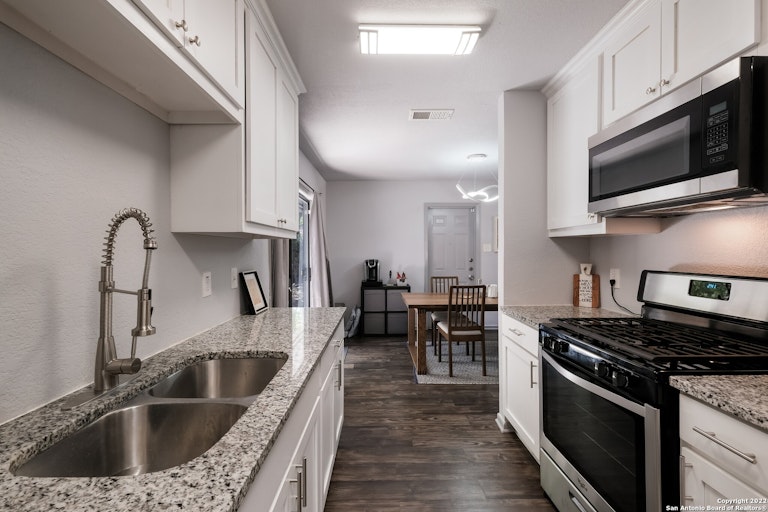 Photo 11 of 22 - 7434 Fieldgate Dr, San Antonio, TX 78227