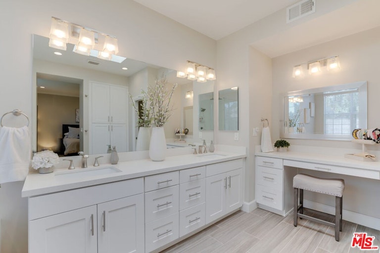 Photo 18 of 41 - 4342 Redwood Ave Unit C308, Marina Del Rey, CA 90292
