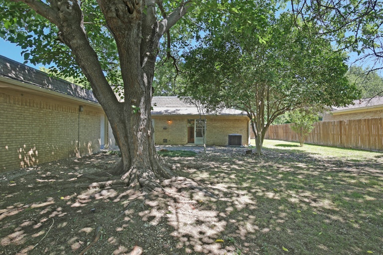 Photo 25 of 52 - 626 Flamingo Way, Duncanville, TX 75116