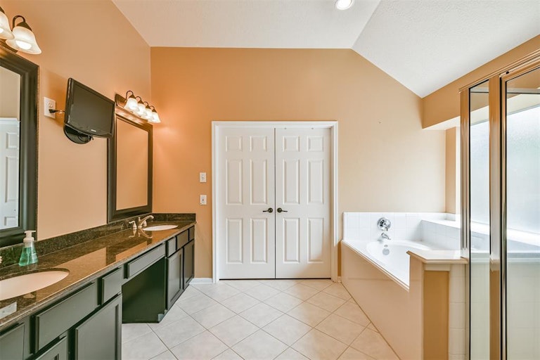 Photo 28 of 41 - 3111 Genessee Creek Ln, Friendswood, TX 77546