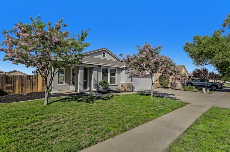 Photo 3 of 39 - 1175 Bronco Dr, Plumas Lake, CA 95961