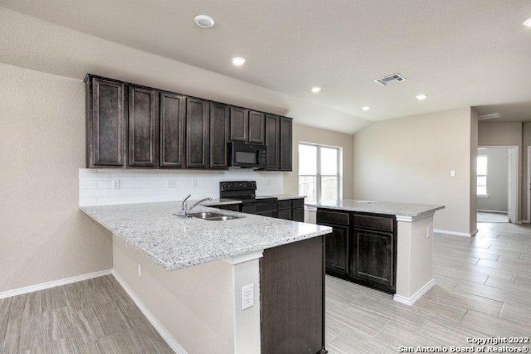 Photo 9 of 27 - 1062 Sixtree Dr, New Braunfels, TX 78130
