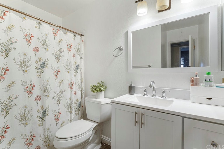 Photo 8 of 11 - 22205 Lark St, Grand Terrace, CA 92313