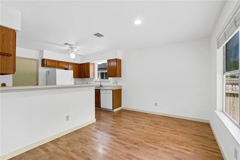 Photo 9 of 30 - 8801 Piney Creek Bnd, Austin, TX 78745