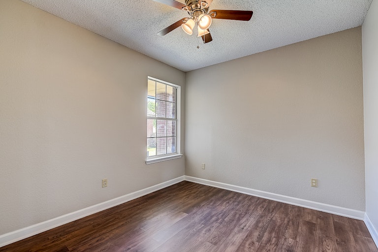 Photo 22 of 37 - 9032 Elbe Trl, Fort Worth, TX 76118