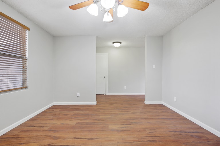 Photo 18 of 32 - 1300 Anna Lea Ln, Burleson, TX 76028