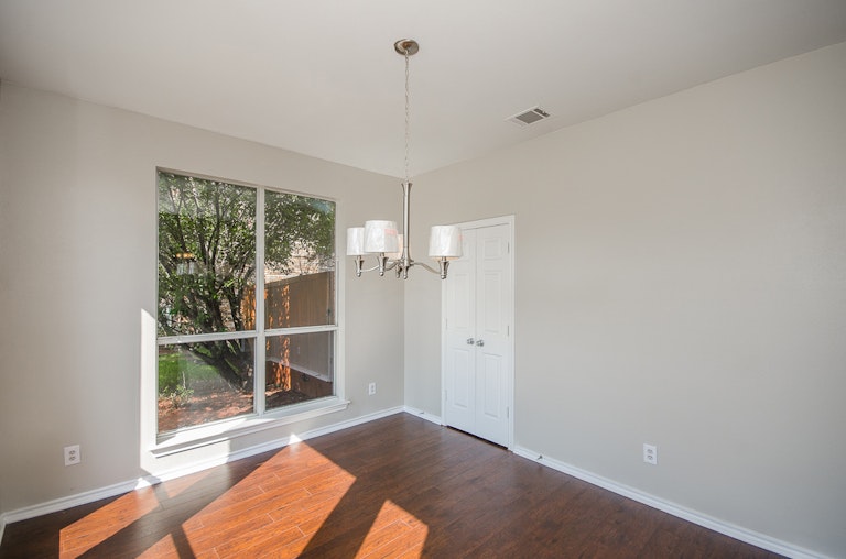 Photo 2 of 32 - 3922 Bach Blvd, Carrollton, TX 75007