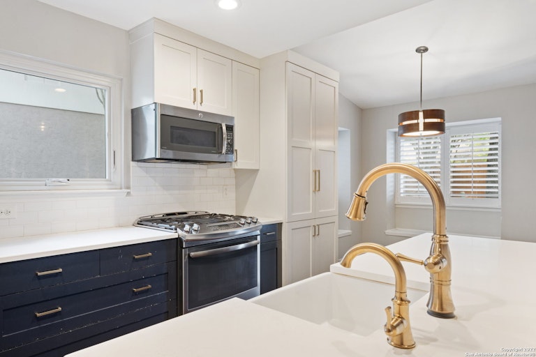 Photo 13 of 28 - 13930 Chisom Creek St, San Antonio, TX 78249