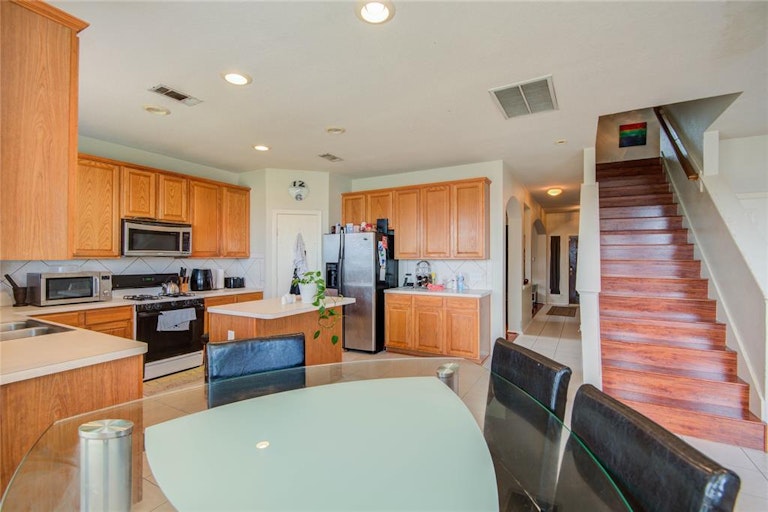 Photo 16 of 50 - 16651 Keegans Ridge Way Dr, Houston, TX 77083