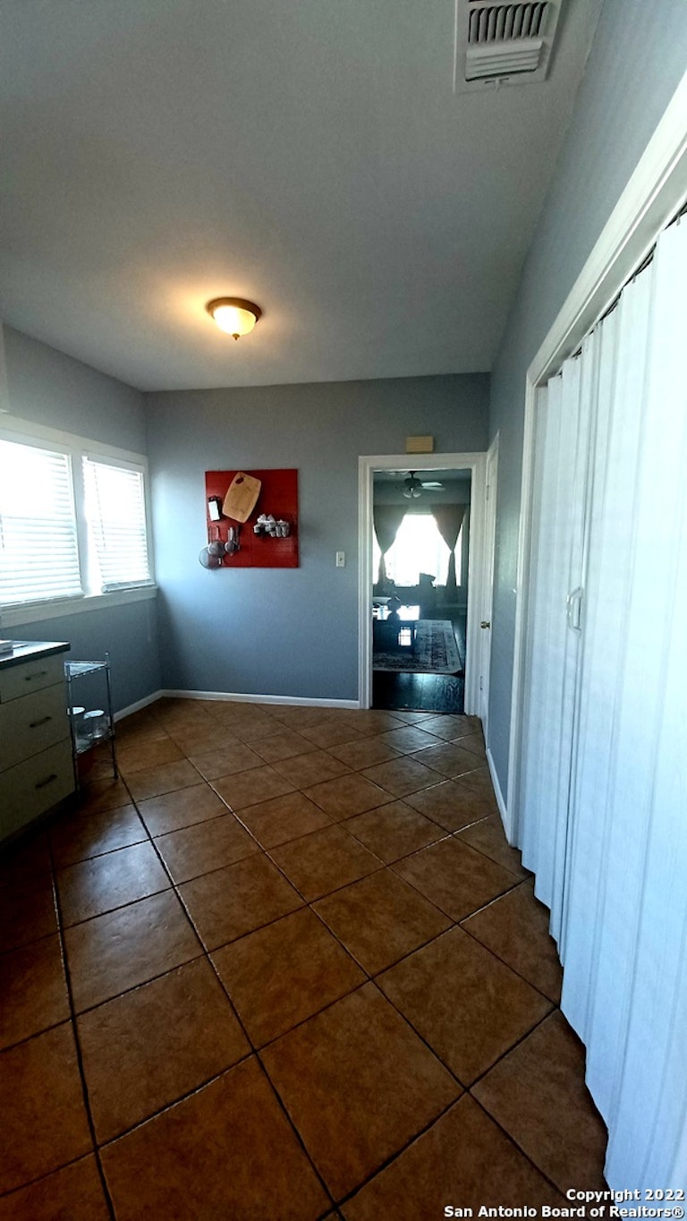 Photo 11 of 27 - 1214 W Theo Ave, San Antonio, TX 78225