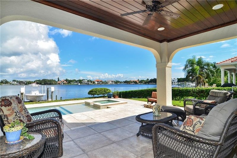 Photo 1 of 25 - 329 Bayview Dr NE, Saint Petersburg, FL 33704