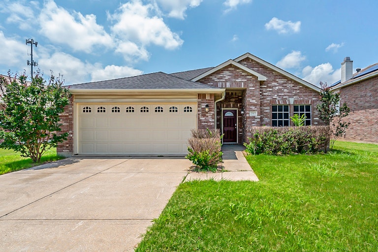 Photo 1 of 17 - 2913 Lipizzan Dr, Denton, TX 76210