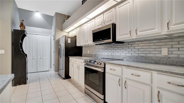 Photo 9 of 37 - 86 Wood Haven Dr, Palm Coast, FL 32164