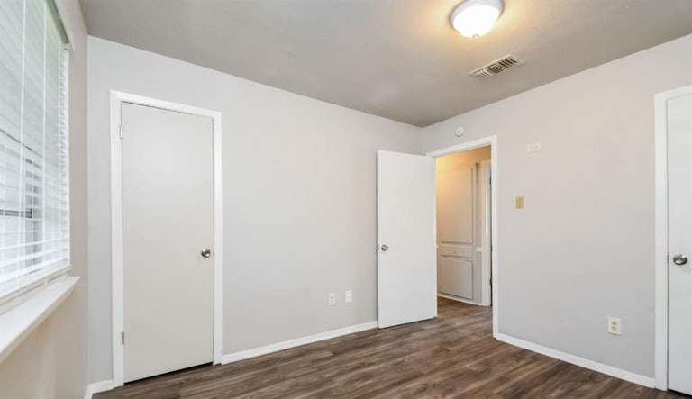 Photo 11 of 30 - 922 SE 5th St, Grand Prairie, TX 75051
