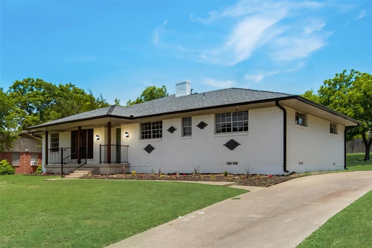 Photo 2 of 18 - 820 Ray Andra Dr, Desoto, TX 75115