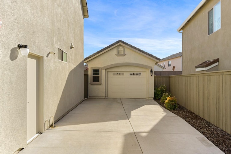 Photo 9 of 69 - 211 Moisant Ct, Lincoln, CA 95648