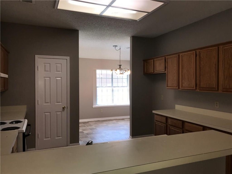 Photo 8 of 30 - 516 Tealridge Ln, Desoto, TX 75115