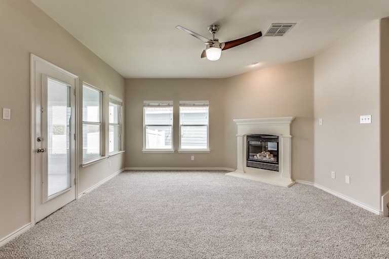 Photo 11 of 28 - 905 Charleston Ln, Savannah, TX 76227