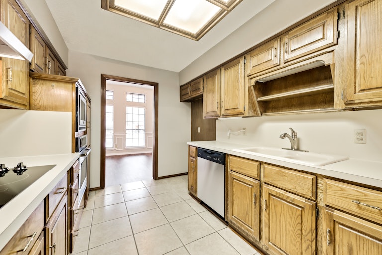 Photo 9 of 27 - 1310 Highland Dr, Mansfield, TX 76063