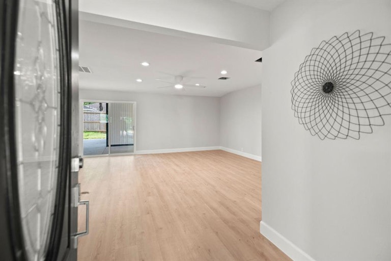 Photo 9 of 25 - 4927 Hialeah Dr, Houston, TX 77092