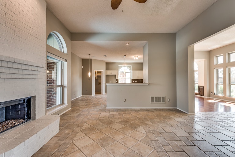 Photo 4 of 29 - 1605 Glenmore Dr, Lewisville, TX 75077