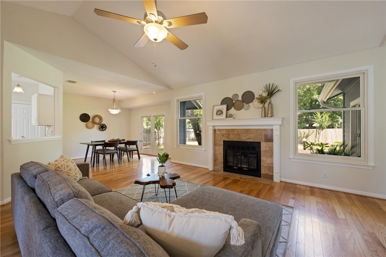 Photo 6 of 18 - 8907 Chester Forest St, Austin, TX 78729
