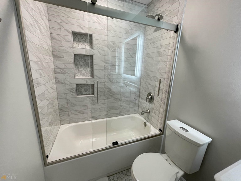 Photo 16 of 36 - 528 Butler Bridge Dr, McDonough, GA 30252