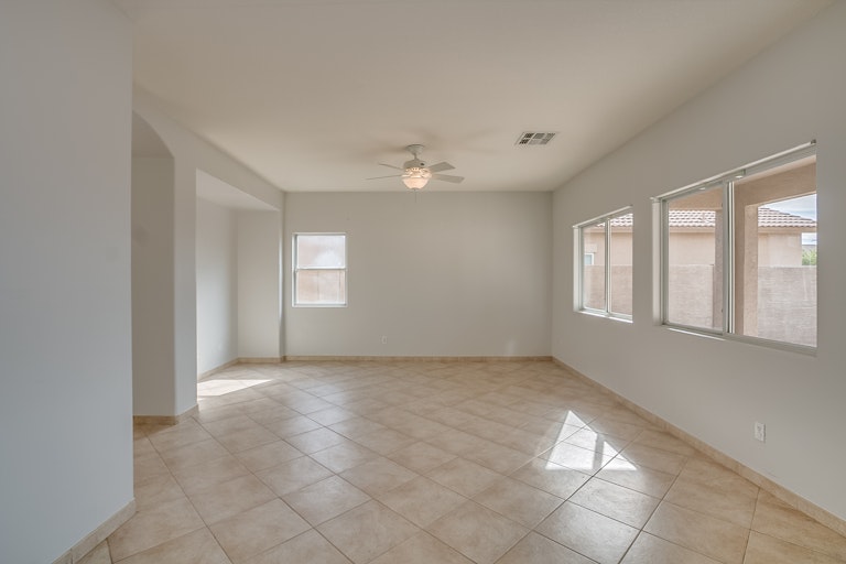 Photo 2 of 33 - 714 S 123rd Dr, Avondale, AZ 85323