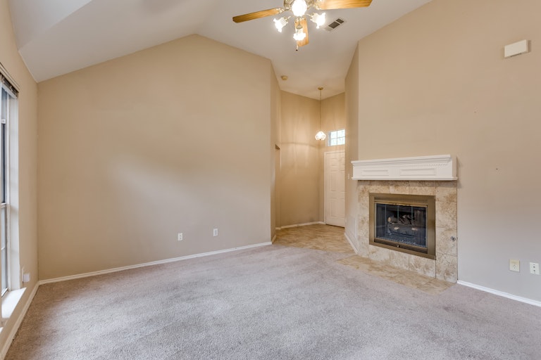 Photo 5 of 25 - 6908 Barbican Dr, Plano, TX 75023