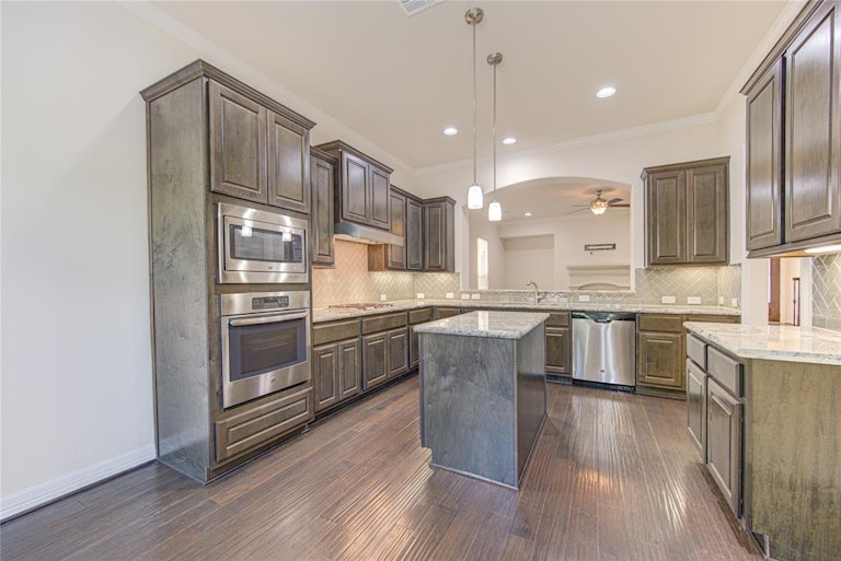 Photo 15 of 34 - 2811 Shadow Woods Ct, Houston, TX 77043