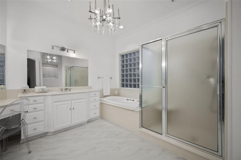 Photo 18 of 35 - 13703 Creekside Pl, Dallas, TX 75240