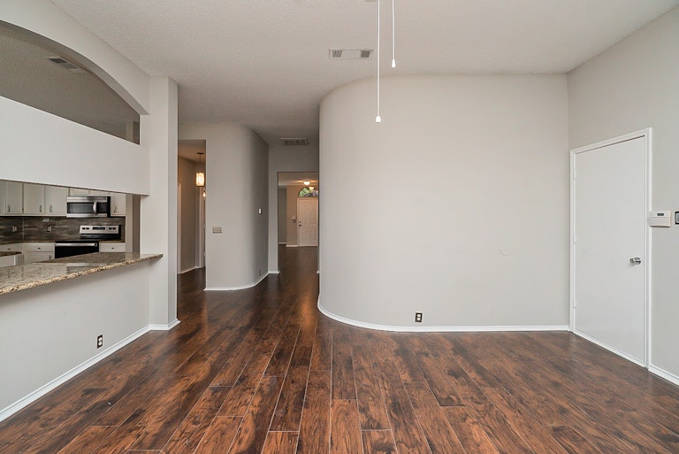 Photo 9 of 47 - 1309 Woodthorpe Dr, Mesquite, TX 75181