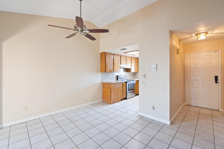 Photo 8 of 38 - 5030 Strasbourg Way, Sacramento, CA 95842