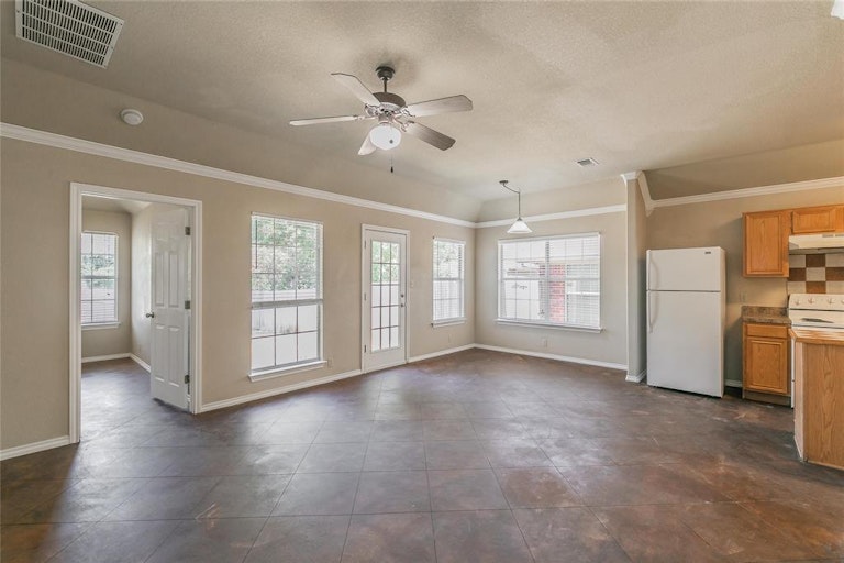 Photo 7 of 32 - 753 Stribling Cir, Azle, TX 76020