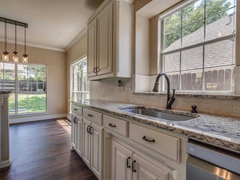 Photo 13 of 32 - 2524 Oak Brook Dr, Bedford, TX 76021