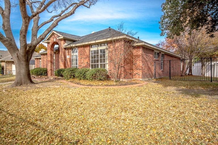 Photo 30 of 30 - 2906 Spartacus Dr, Grand Prairie, TX 75052