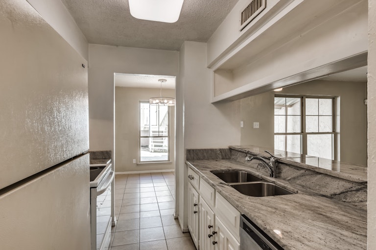 Photo 8 of 21 - 509 Valley Park Dr, Garland, TX 75043