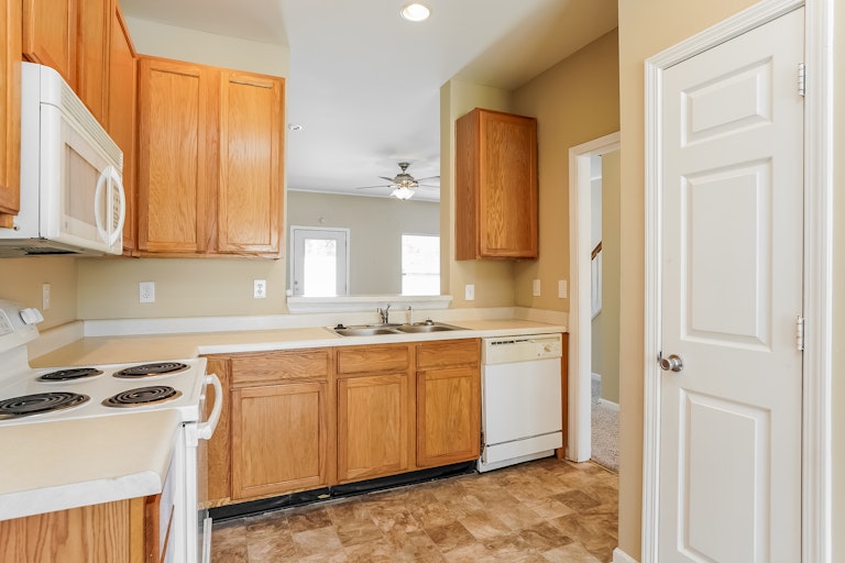 Photo 7 of 25 - 1810 Eagle Beach Ct, Raleigh, NC 27610
