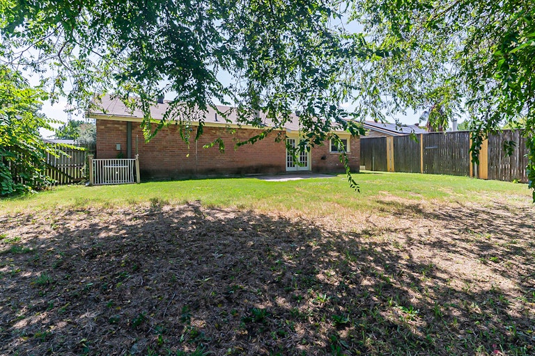 Photo 23 of 23 - 638 Michael Dr, Grand Prairie, TX 75052