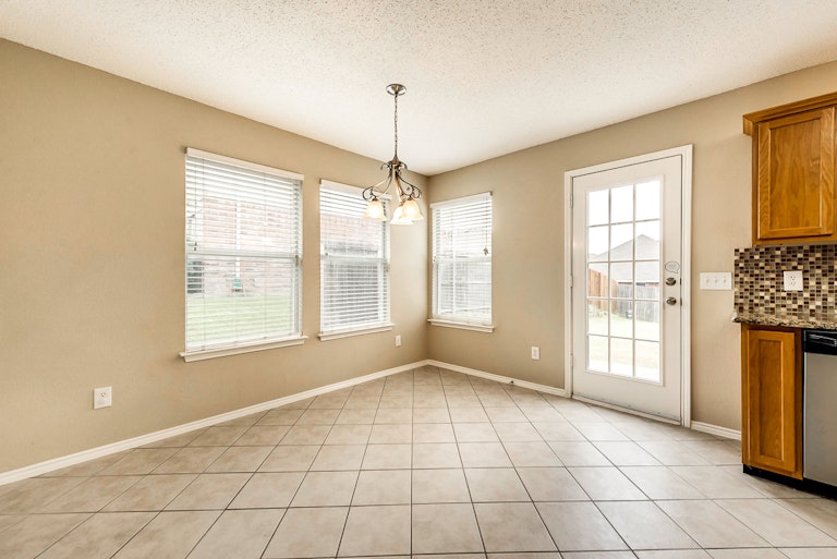 Photo 9 of 25 - 8312 Rocky Ct, Fort Worth, TX 76123