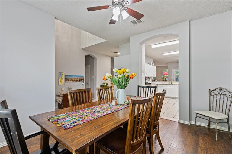 Photo 4 of 32 - 1105 Indian Trail Ct, Roanoke, TX 76262
