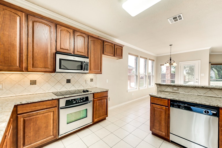 Photo 8 of 27 - 8736 Regal Royale Dr, Fort Worth, TX 76108