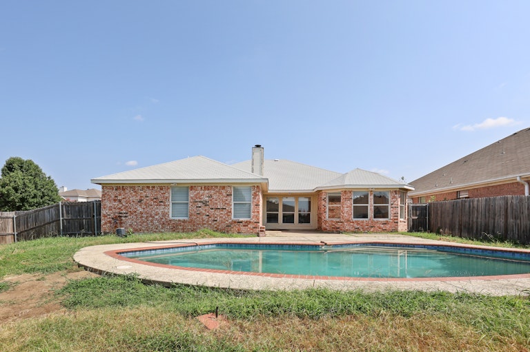 Photo 7 of 27 - 500 Road Runner Dr, Arlington, TX 76002