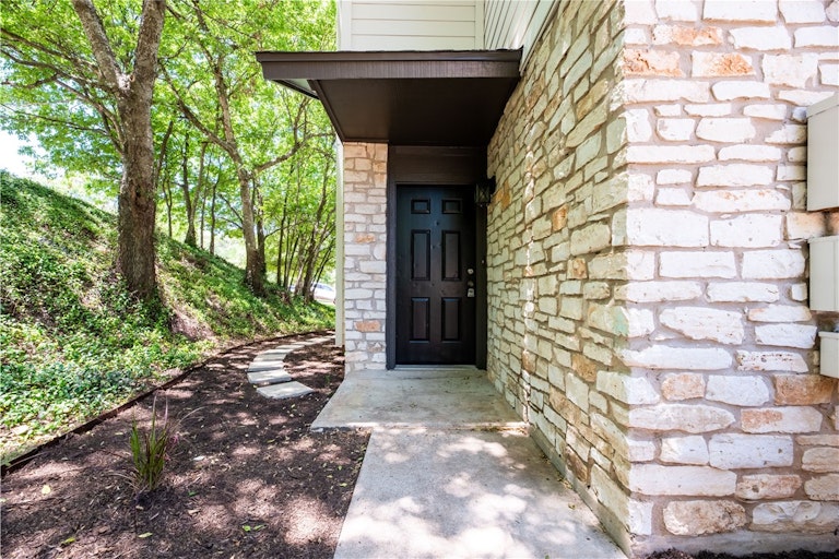 Photo 2 of 32 - 9000 Mountain Ridge Dr, Austin, TX 78759