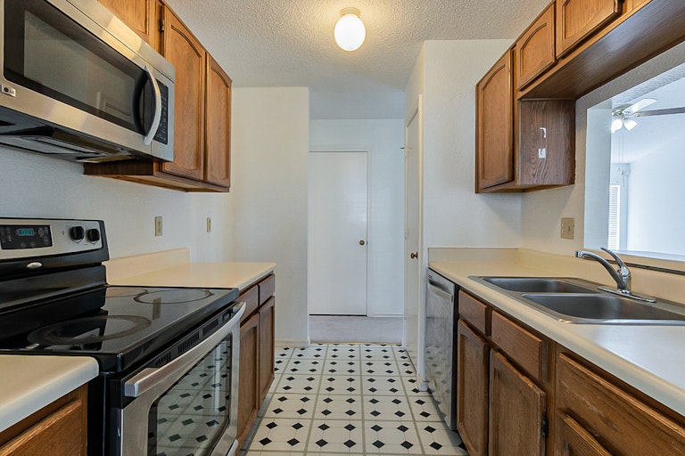 Photo 18 of 22 - 2506 High Hollow Dr, Garland, TX 75041