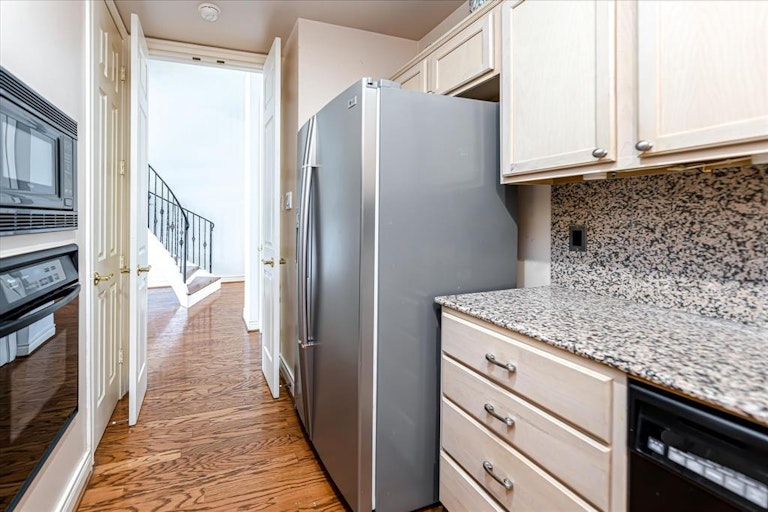 Photo 11 of 47 - 2828 Bering Dr, Houston, TX 77057